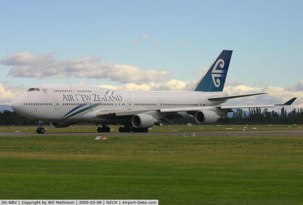 ZK-NBV, 1998 Boeing 747-419 C/N 26910, taxi to A7 on 02 as NZ90 to AKL