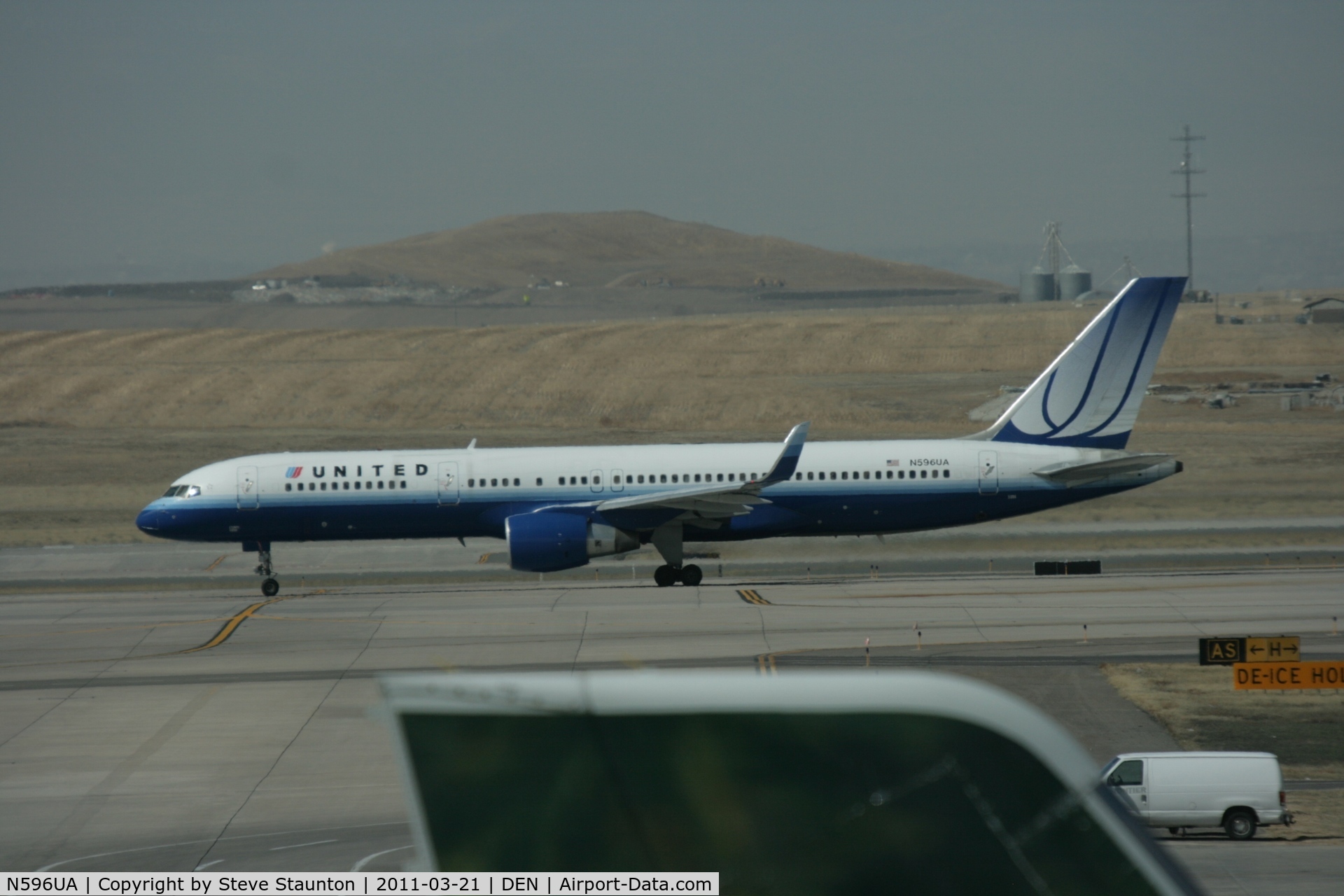 N596UA, 1998 Boeing 757-222 C/N 28749, Taken at Denver International Airport, in March 2011 whilst on an Aeroprint Aviation tour