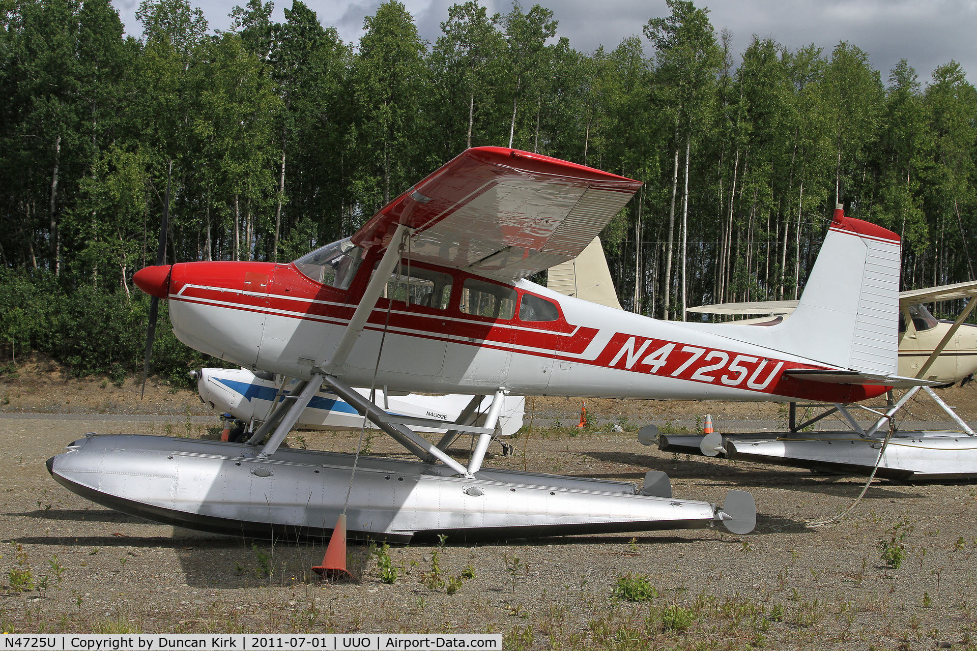 N4725U, 1964 Cessna 180G C/N 18051425, There's a floatplane base across the road