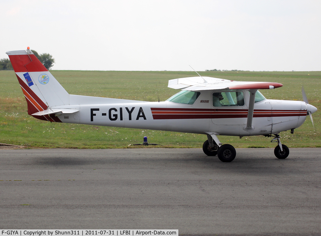 F-GIYA, Reims F152 C/N 1854, Taxiing for a new flight...
