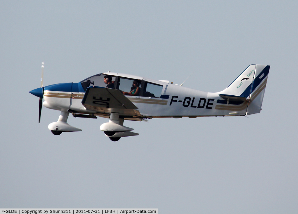 F-GLDE, Robin DR-400-140B Major C/N 2075, Taking off from rwy 27