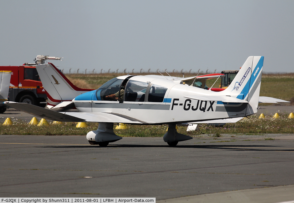 F-GJQX, Robin DR-400-120 Dauphin 2+2 C/N 1993, Taxiing to his parking...
