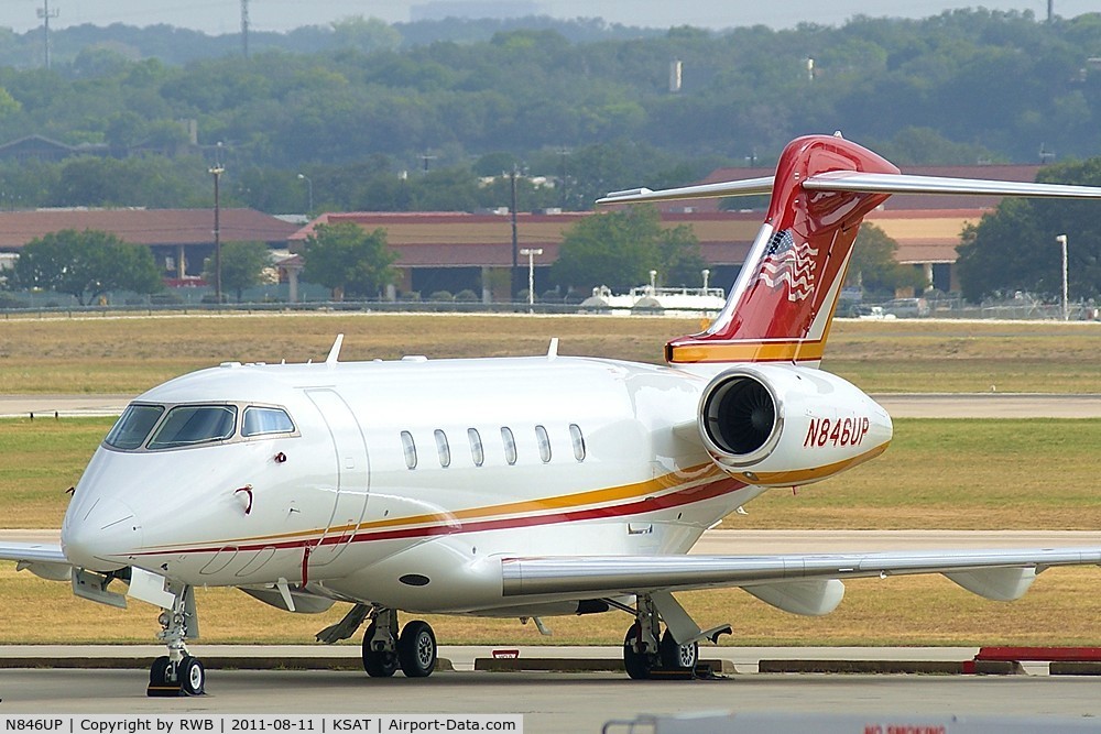 N846UP, 2006 Bombardier Challenger 300 (BD-100-1A10) C/N 20086, Parked