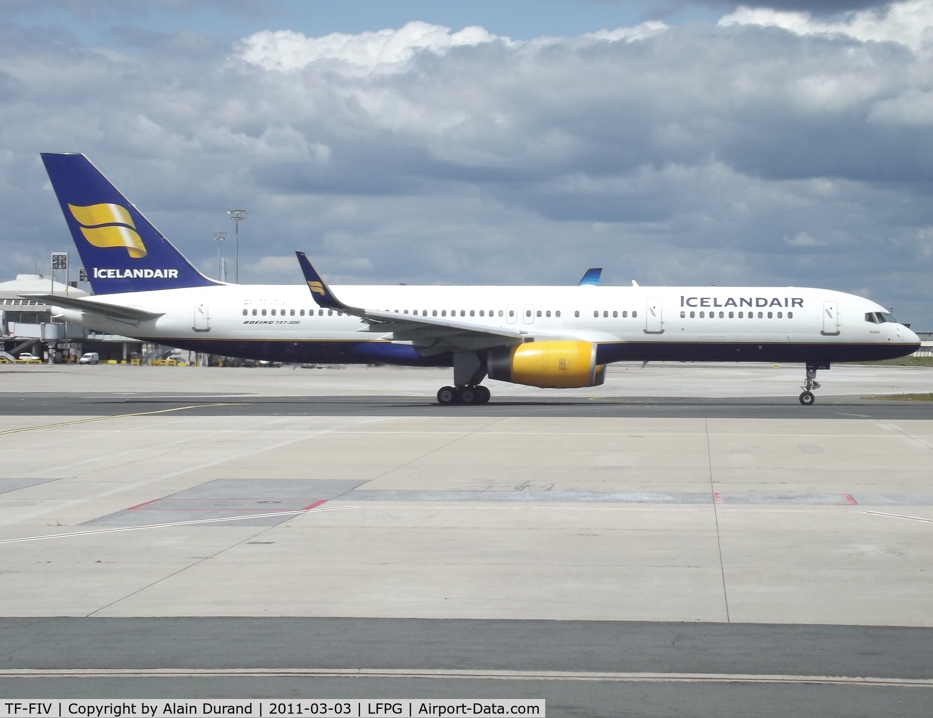 TF-FIV, 2001 Boeing 757-208 C/N 30424, as with the overwhelming majority of passenger configurated Seven-Fives in Icelandair fleets, # 956 can accomodate 22 guests in Saga business class and 167 fellow travellers in economy