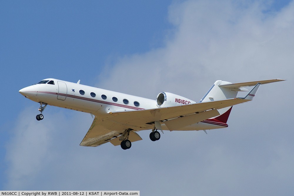 N616CC, 2001 Gulfstream Aerospace G-IV C/N 1455, Landing 12R