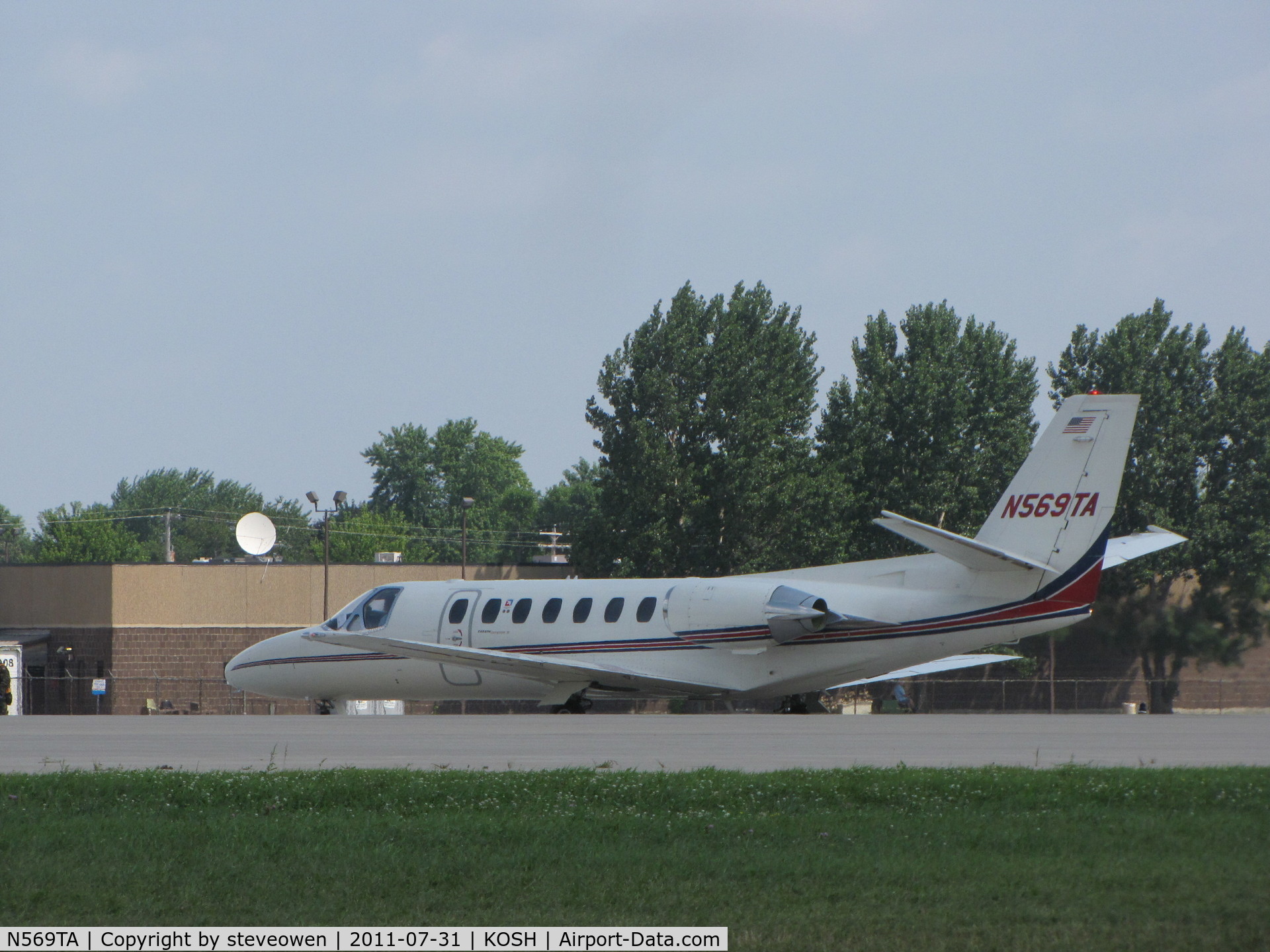 N569TA, 1989 Cessna 560 Citation V C/N 560-0006, Taxing back home after EAA2011.This A/C is based at Oshkosh