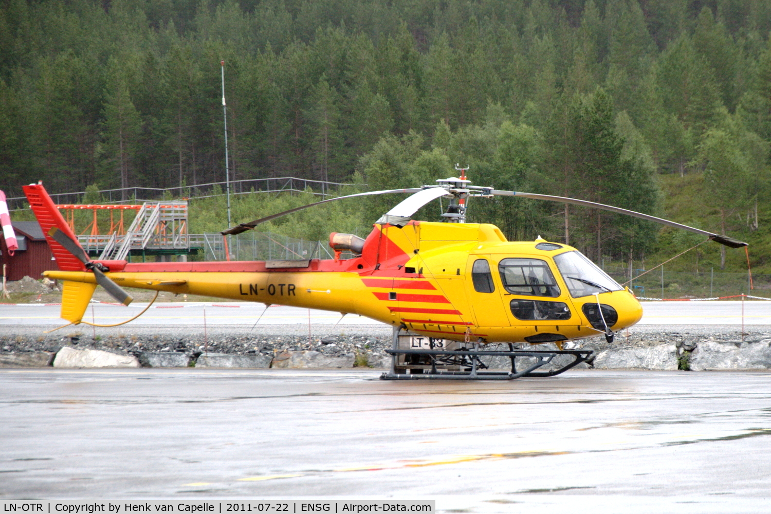 LN-OTR, 2000 Eurocopter AS-350B-3 Ecureuil Ecureuil C/N 4751, Ecureuil helicopter on the platform of Sogndal airport, Norway.