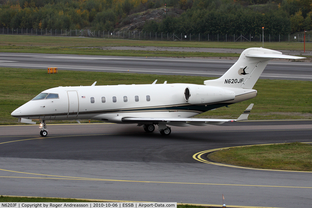 N620JF, 2005 Bombardier Challenger 300 (BD-100-1A10) C/N 20059, Early morning arrival