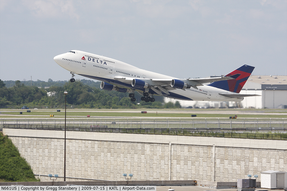 N661US, 1989 Boeing 747-451 C/N 23719, Delta ship 661 just as she takes off from runway 9L.