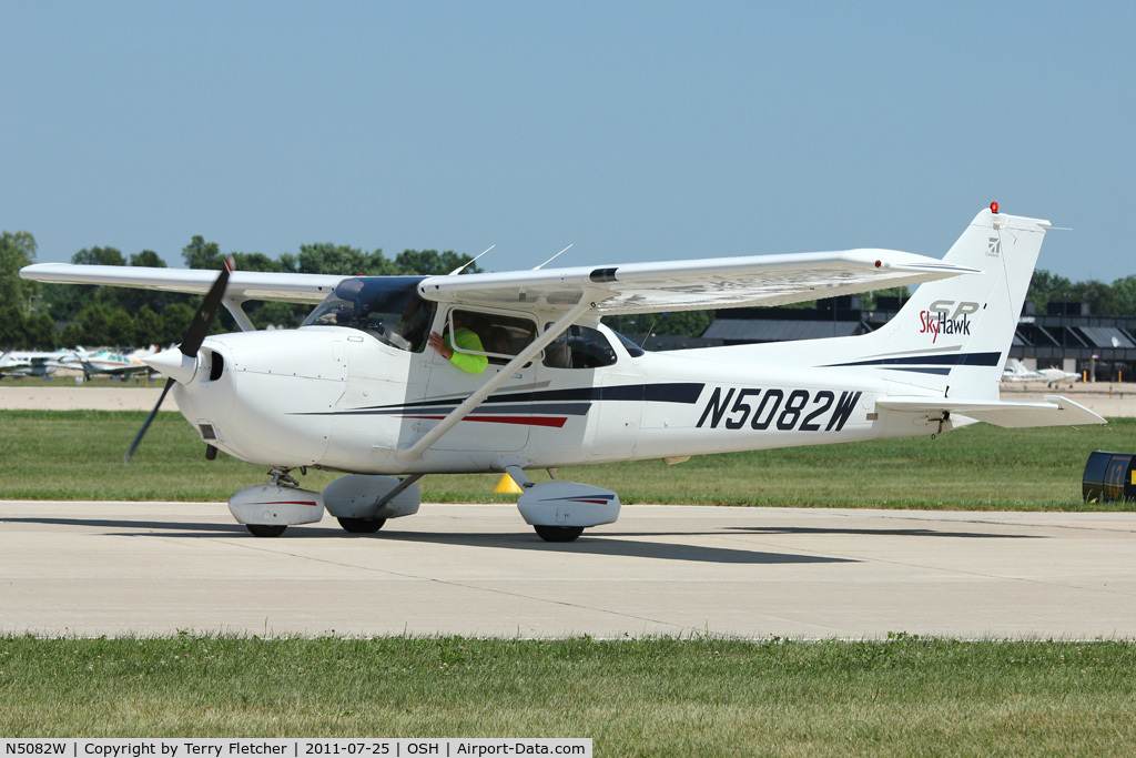 N5082W, 2001 Cessna 172S C/N 172S8970, 2001 Cessna 172S, c/n: 172S8970 at 2011 Oshkosh