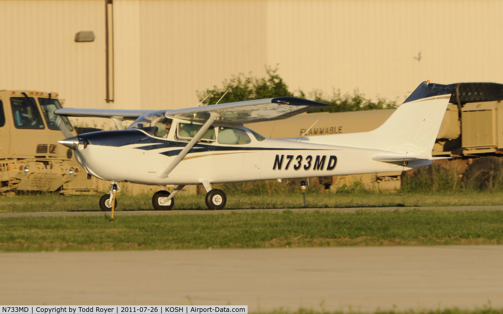N733MD, 1976 Cessna 172N C/N 17268390, AIRVENTURE 2011