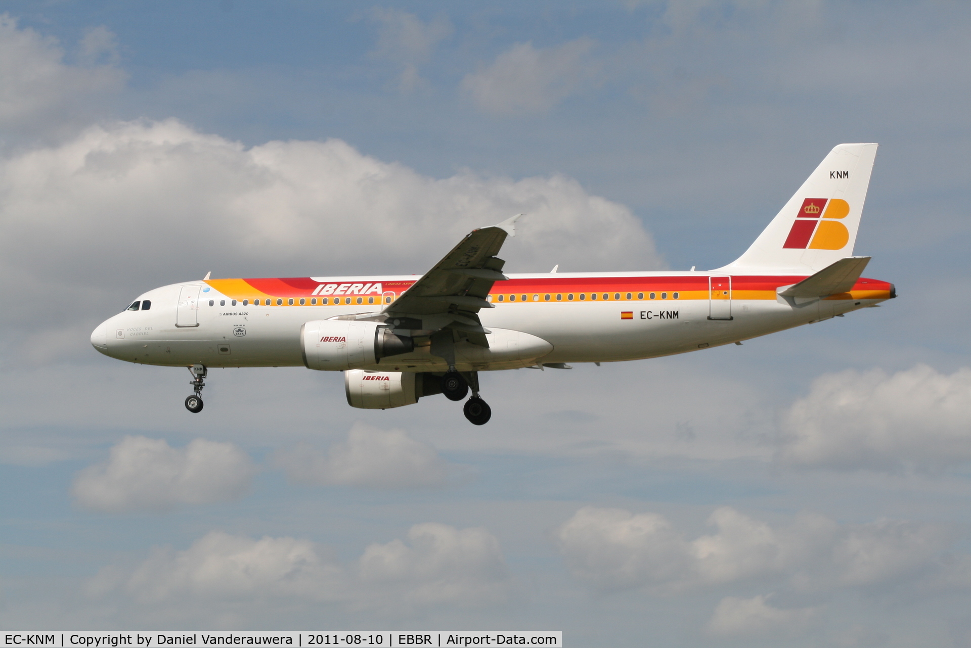 EC-KNM, 2000 Airbus A320-214 C/N 1229, Flight IB3202 is descending to RWY 25L