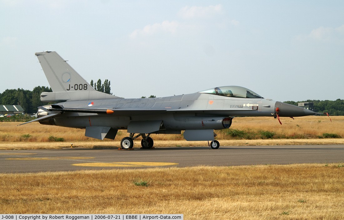 J-008, General Dynamics F-16AM Fighting Falcon C/N 6D-164, Photocall.