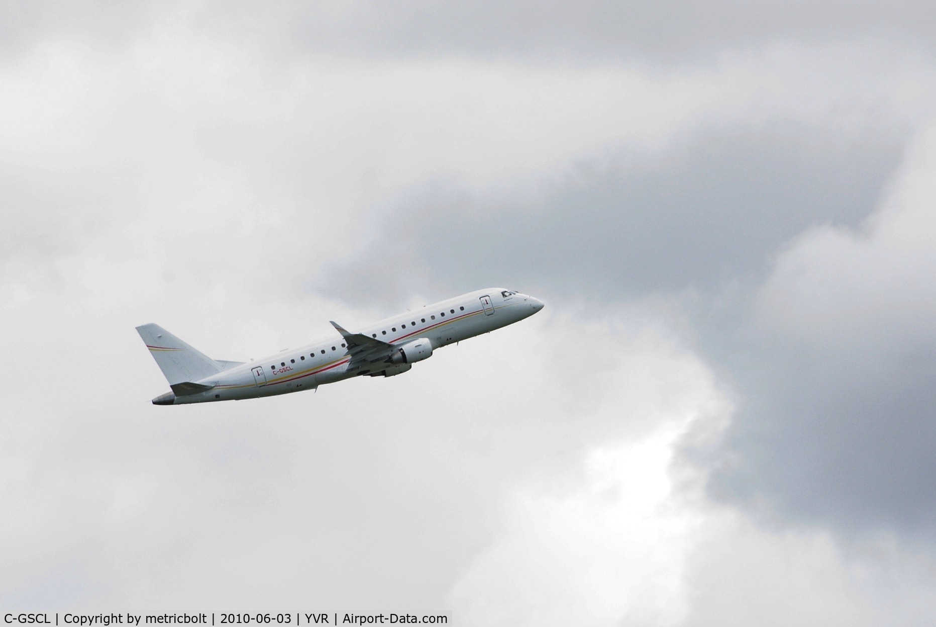 C-GSCL, 2008 Embraer 175LR (ERJ-170-200LR) C/N 17000241, take off from YVR
