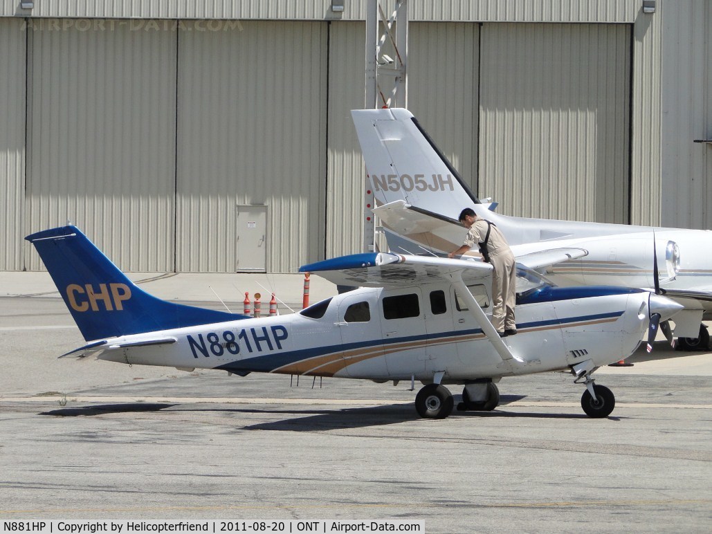 N881HP, 2000 Cessna T206H Turbo Stationair C/N T20608234, After code 7 or a break, Officer is checking fuel prior to departing