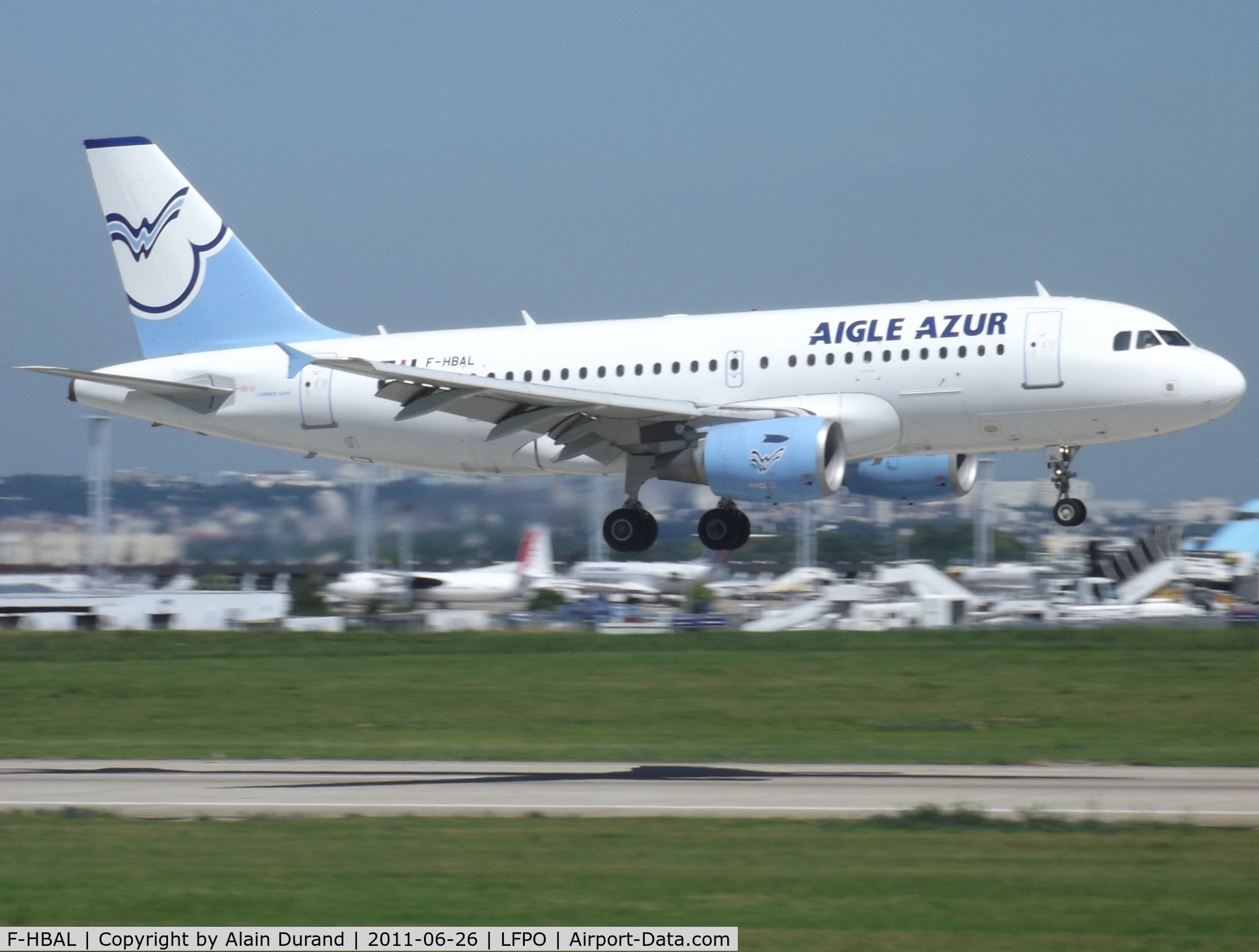 F-HBAL, 2006 Airbus A319-111 C/N 2870, Based Orly/Sud, Aigle Azur flies on a scheduled basis to points in Algeria, Morocco, Tunisia, Mali, Burkina Faso, Senegal, Portugal. While on her way back, Alpha-Lima was vectored on runway 08/26 which is normally in use when easterly winds prevail