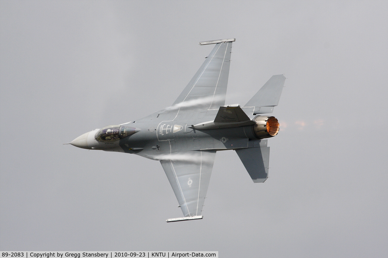 89-2083, General Dynamics F-16C Fighting Falcon C/N 1C-236, Falcon Demo Team performs the Dedication Pass.