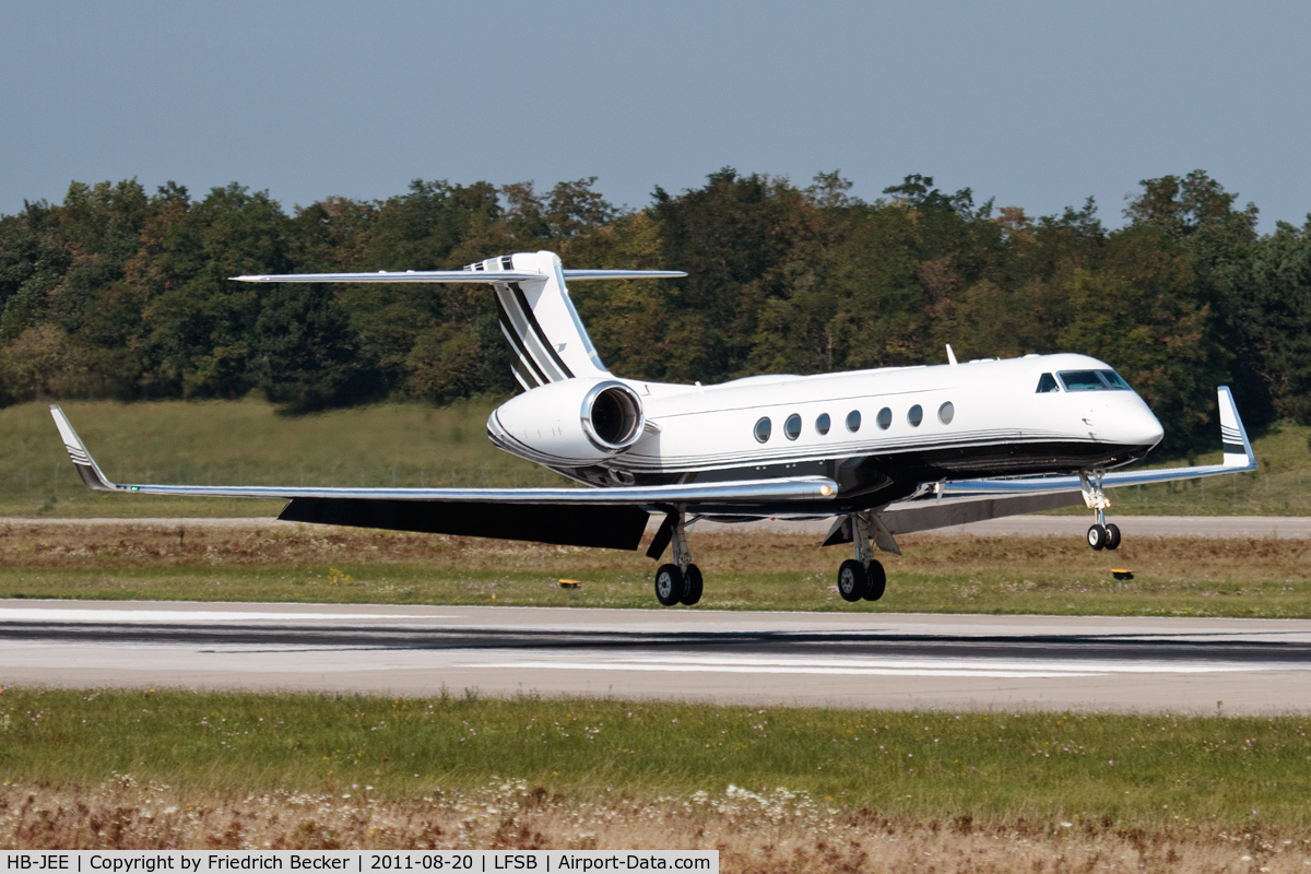 HB-JEE, 2003 Gulfstream Aerospace GV-SP (G550) C/N 5025, moments prior touchdown