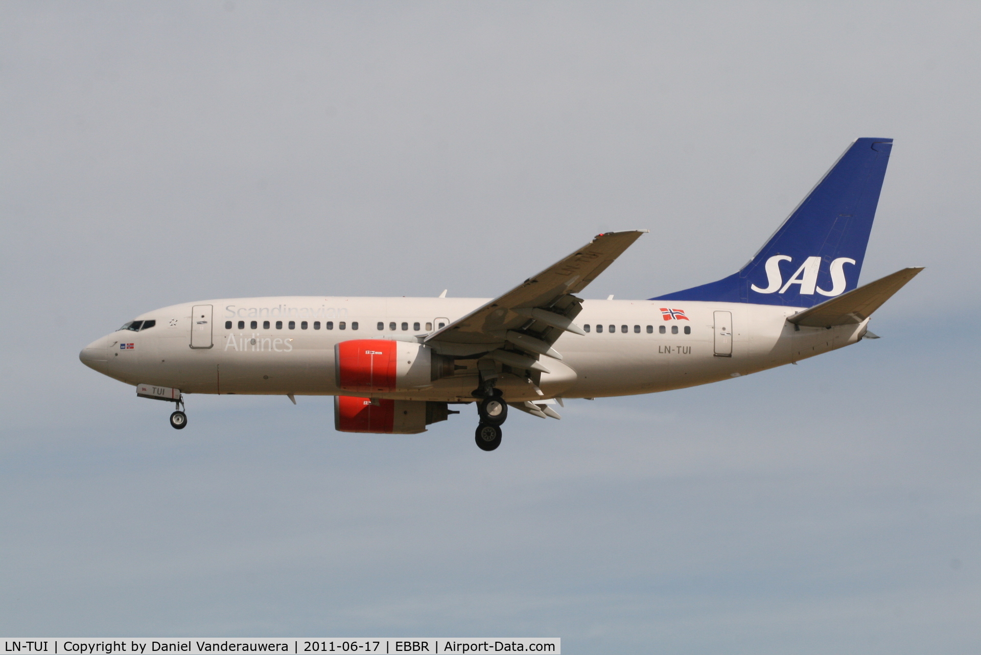 LN-TUI, 2000 Boeing 737-705 C/N 29094, Flight SK4743 is descending to RWY 25L