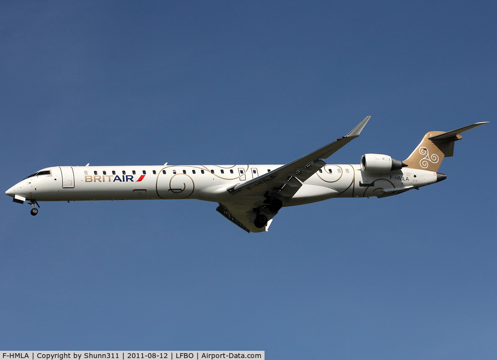F-HMLA, 2010 Bombardier CRJ-1000EL NG (CL-600-2E25) C/N 19004, Landing rwy 32L