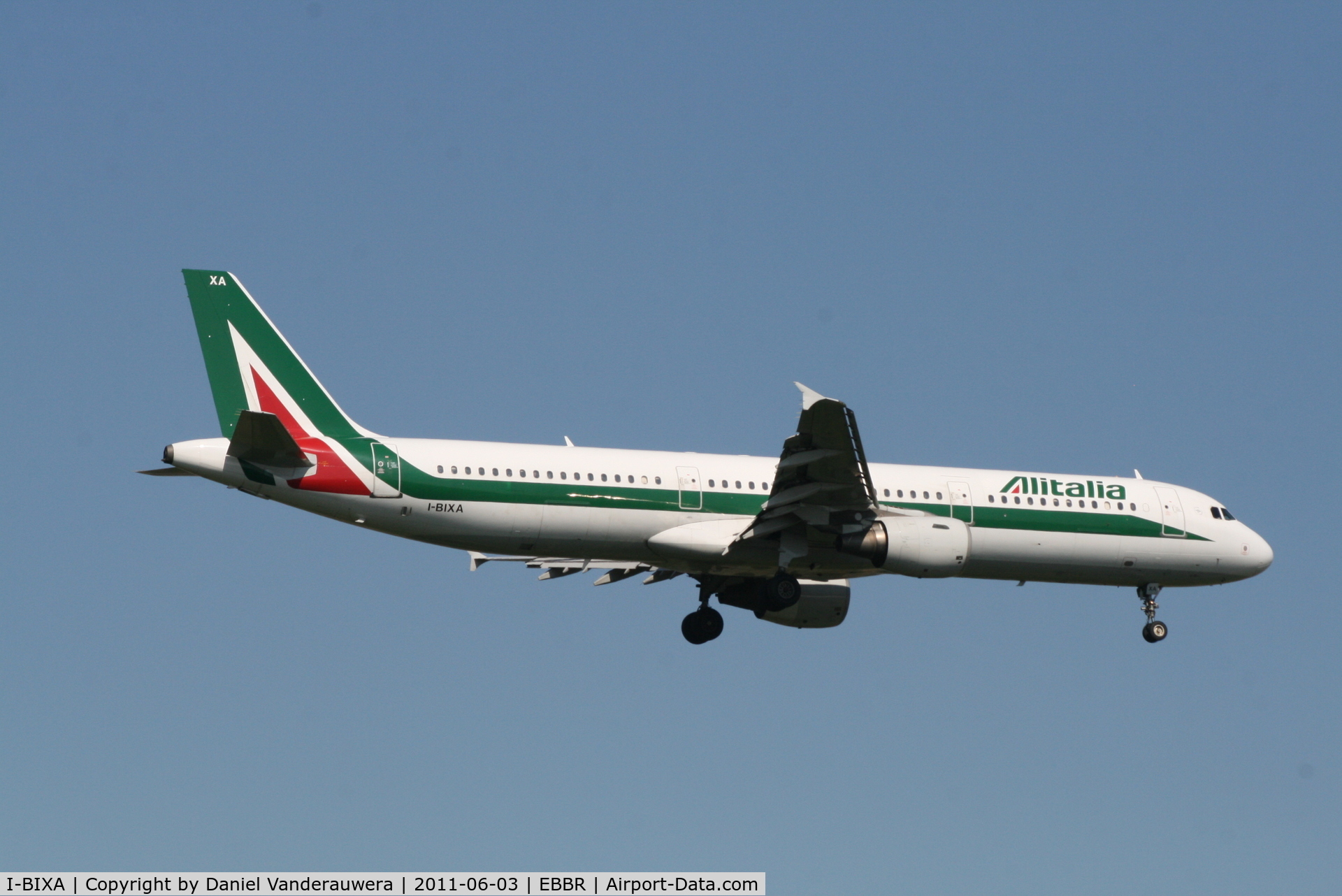 I-BIXA, 1994 Airbus A321-112 C/N 477, Flight AZ156 is descending to RWY 02