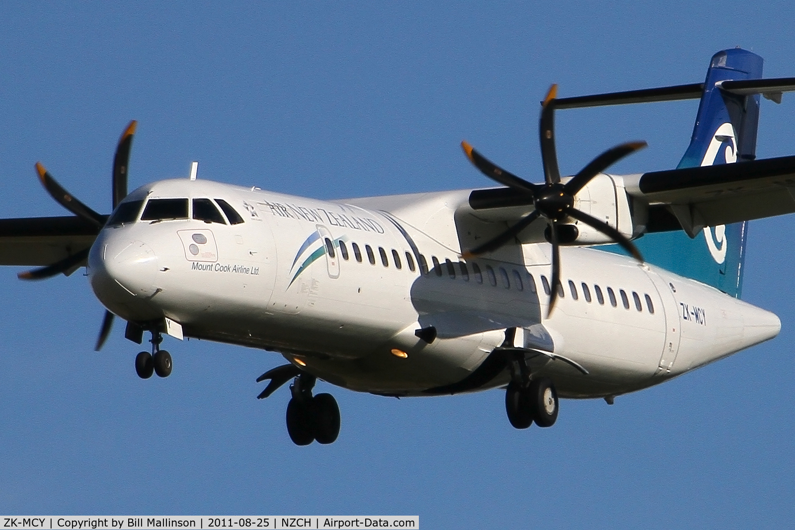 ZK-MCY, 2003 ATR 72-212A C/N 703, finals to 02