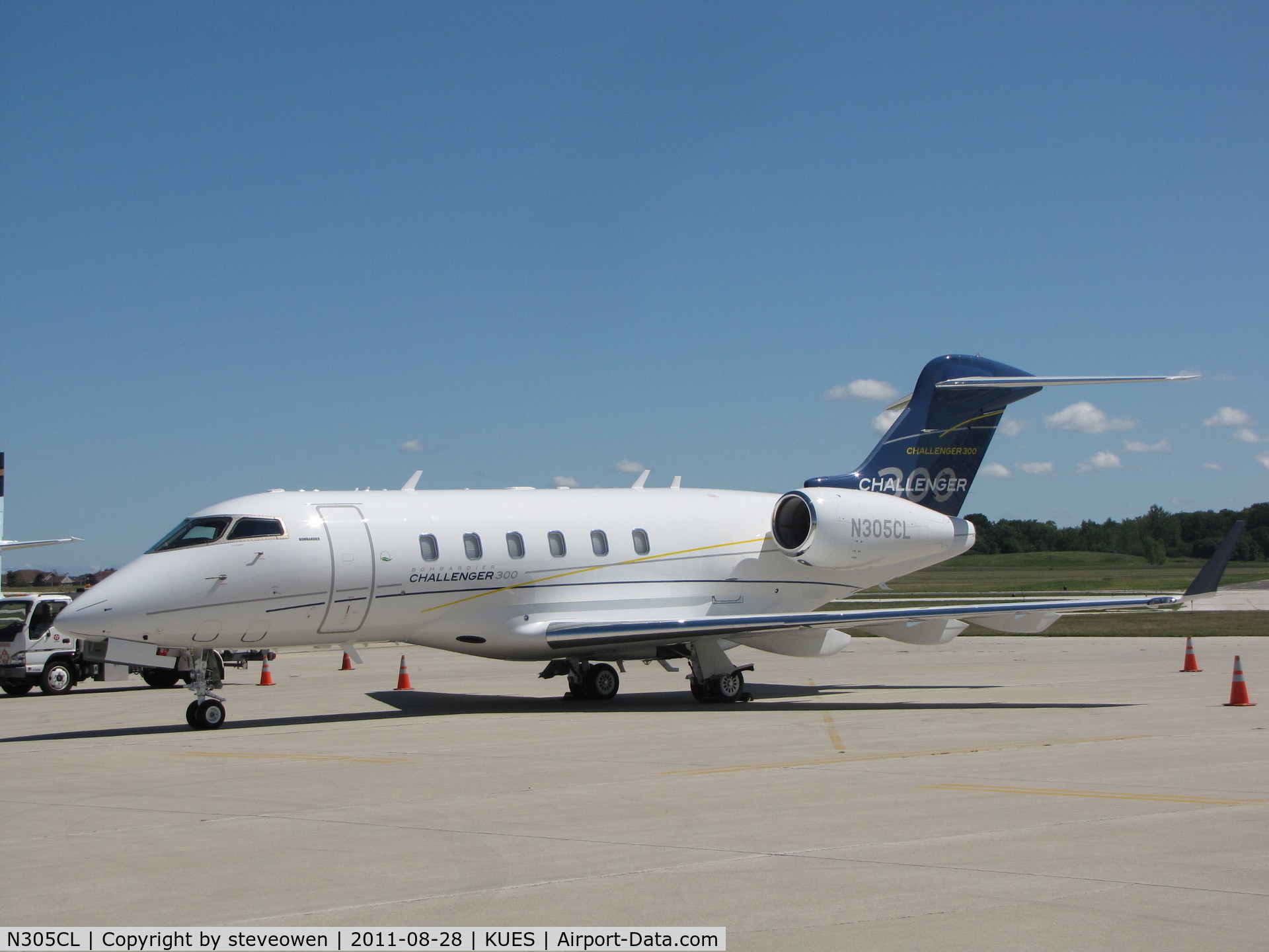 N305CL, Bombardier Challenger 300 (BD-100-1A10) C/N 20305, Waukeha Ramp during the airshow