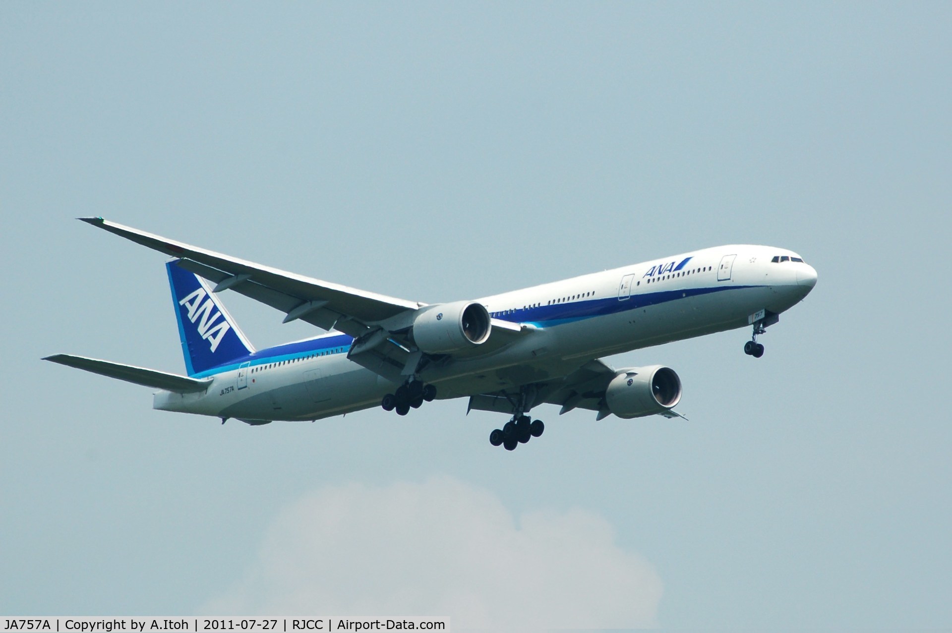 JA757A, 2003 Boeing 777-381 C/N 27040, ANA B777  Approach at rwy 19L  New Chitose