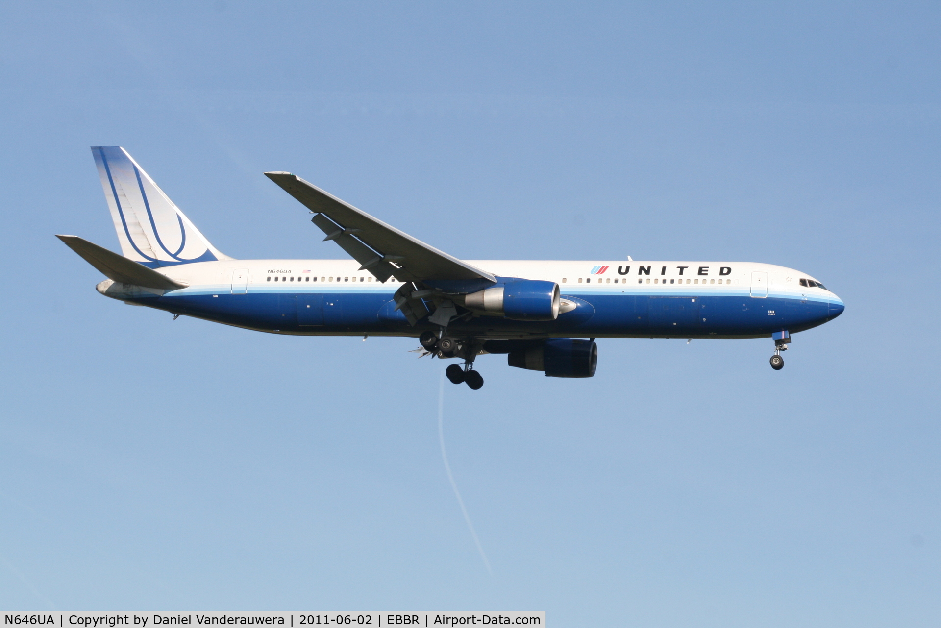 N646UA, 1992 Boeing 767-322/ER C/N 25283, Arrival of flight UA972 to RWY 02