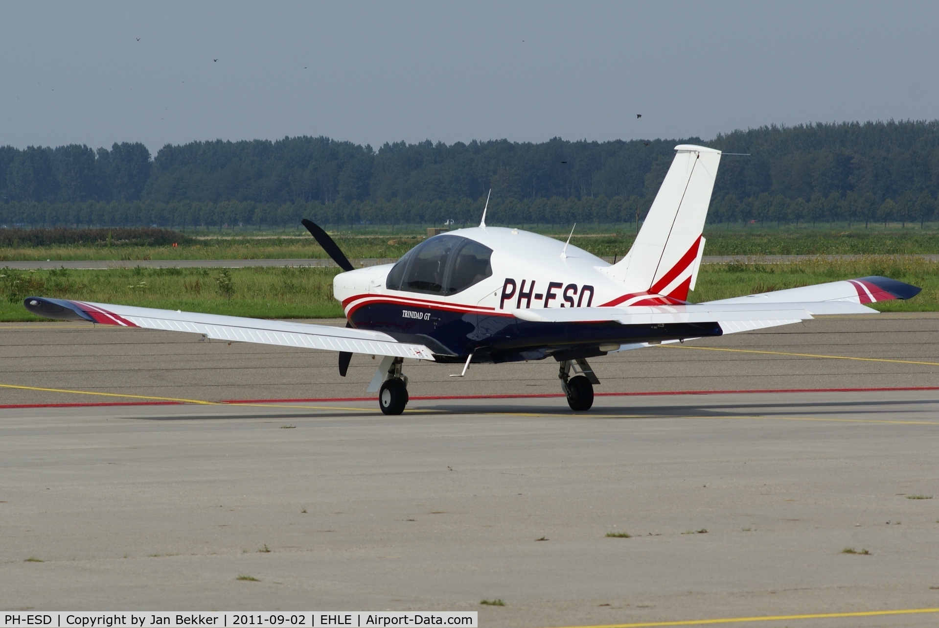 PH-ESD, 2000 Socata TB-20 GT C/N 2205, Platform Lelystad