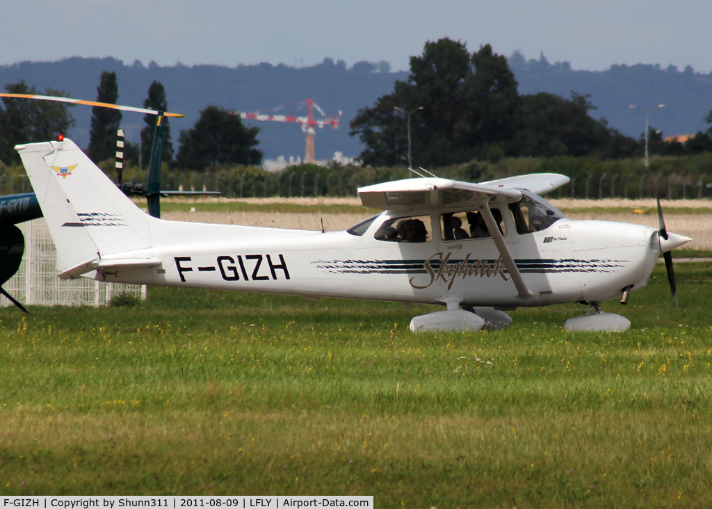 F-GIZH, Cessna 172R C/N 17280427, Taxiing for a new light flight...