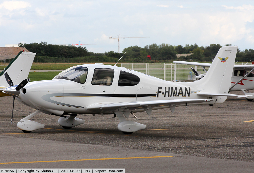 F-HMAN, Cirrus SR20 C/N 1718, Parked...