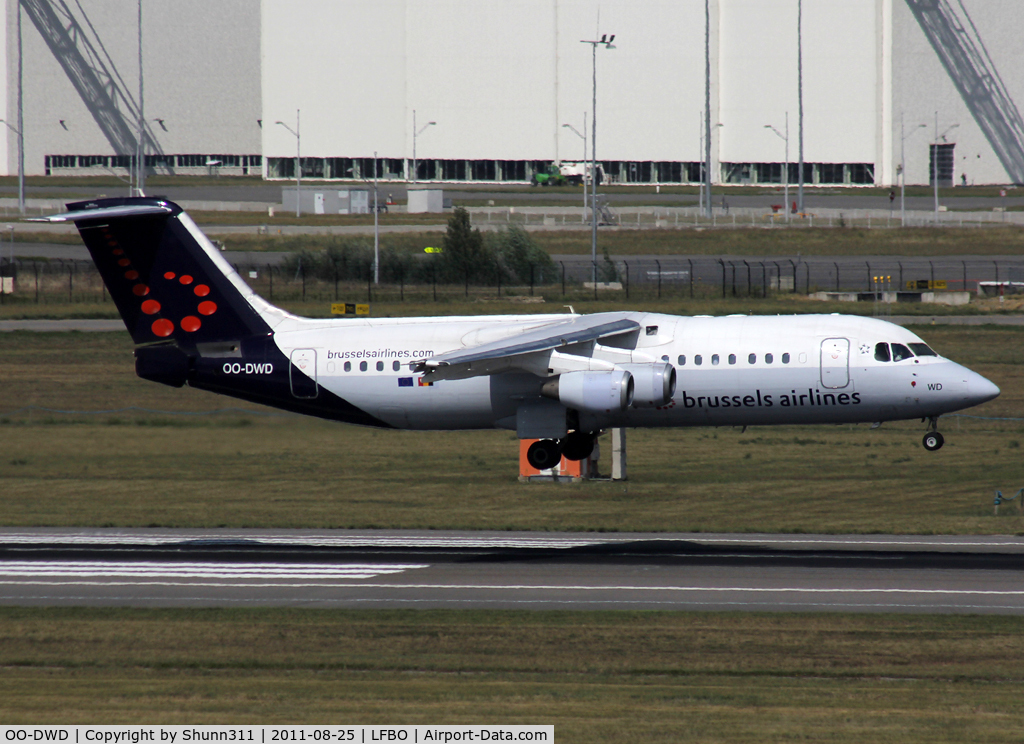 OO-DWD, 1998 British Aerospace Avro 146-RJ100 C/N E3324, Landing rwy 14R