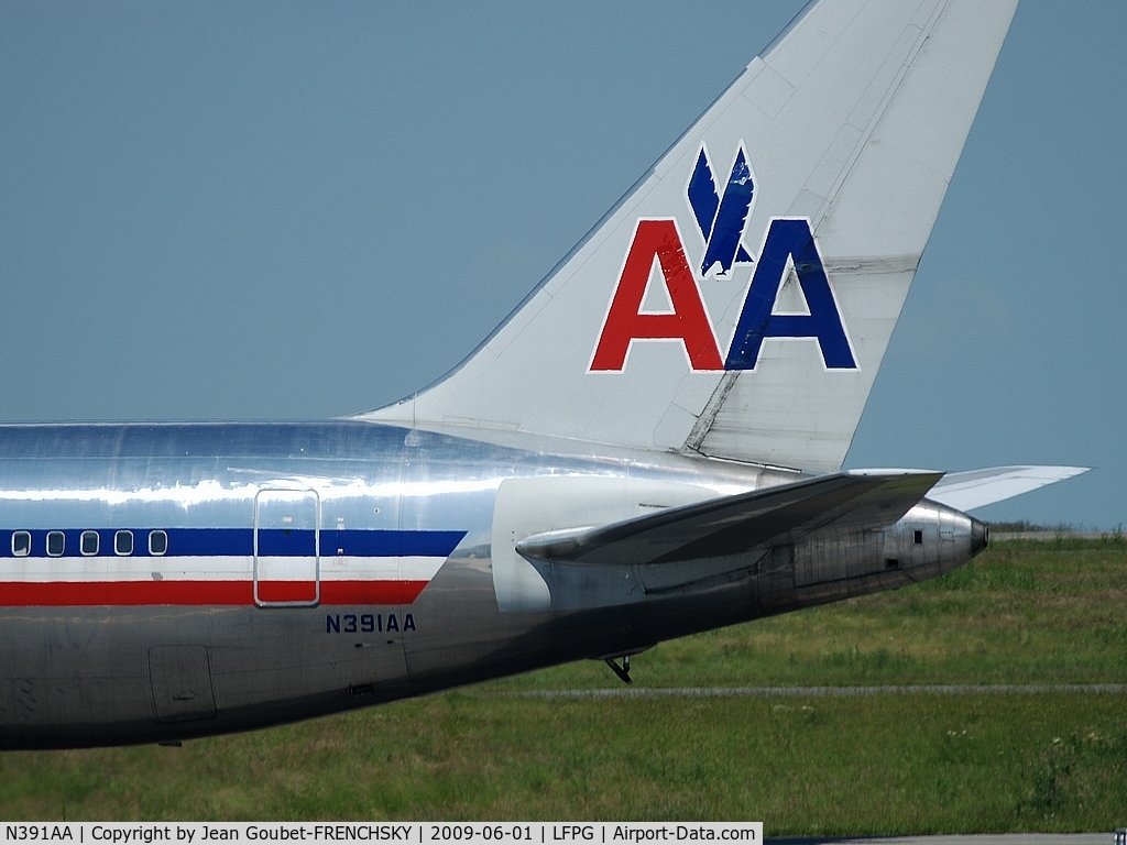 N391AA, 1995 Boeing 767-323 C/N 27451, American at CDG T1