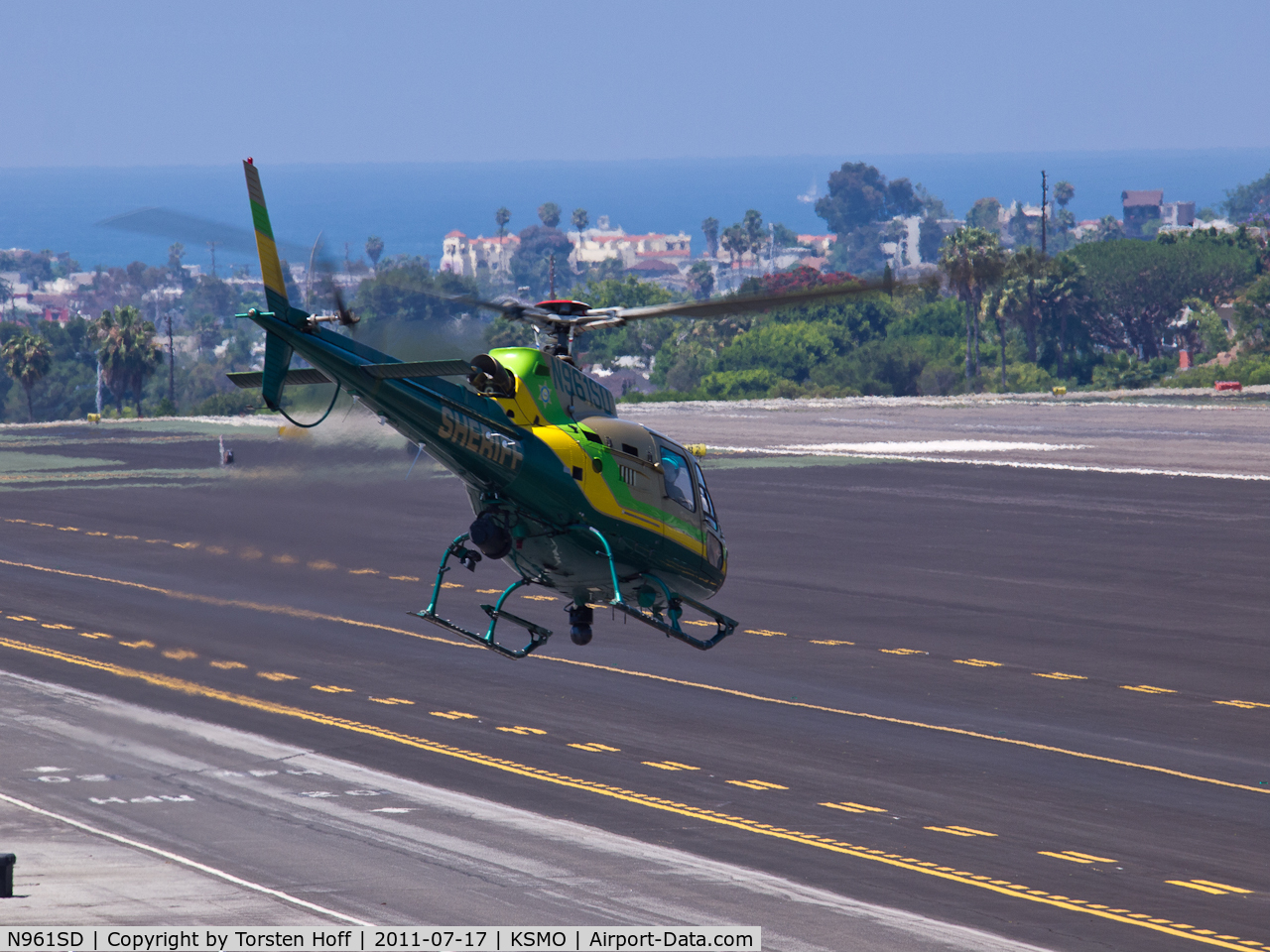 N961SD, 2001 Eurocopter AS-350B-2 Ecureuil Ecureuil C/N 3516, N961SD leaving the helipad and departing from RWY 21
