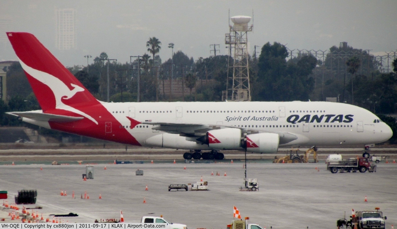 VH-OQE, 2009 Airbus A380-842 C/N 027, Qantas Super Jumbo taxiing to gate