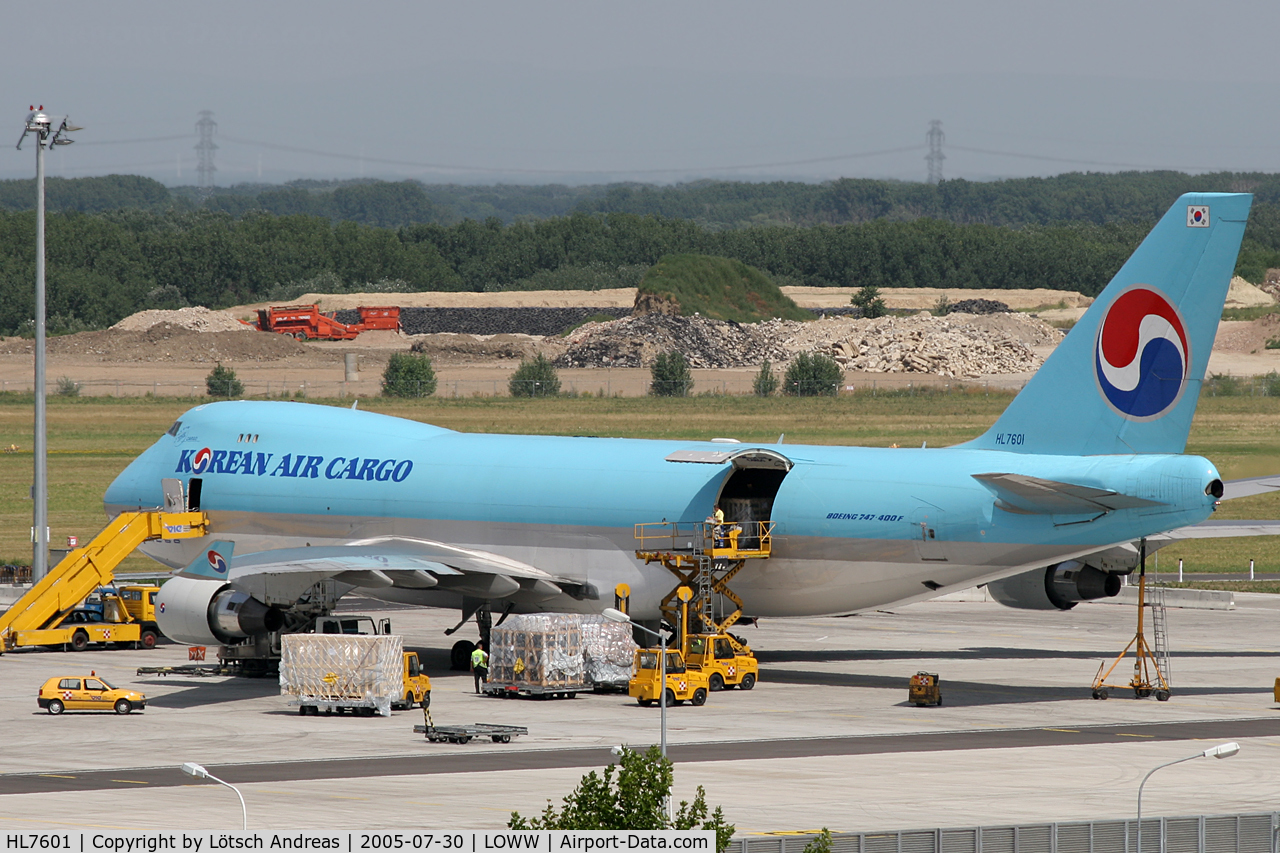 HL7601, 2004 Boeing 747-4B5F/SCD C/N 33949, freight loaded and unloaded
