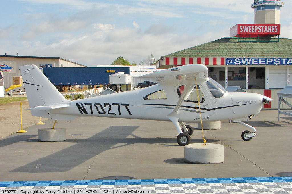N7027T, Cessna 162 Skycatcher C/N 16200079, On static display at 2011 Oshkosh