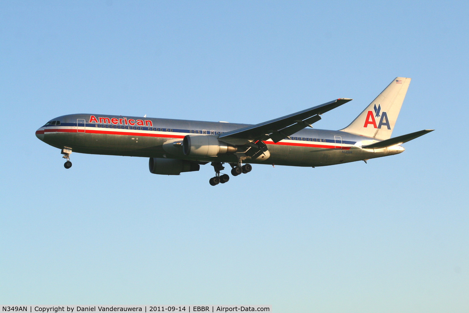 N349AN, 2003 Boeing 767-323 C/N 33088, Arrival of flight AA088 to RWY 25L