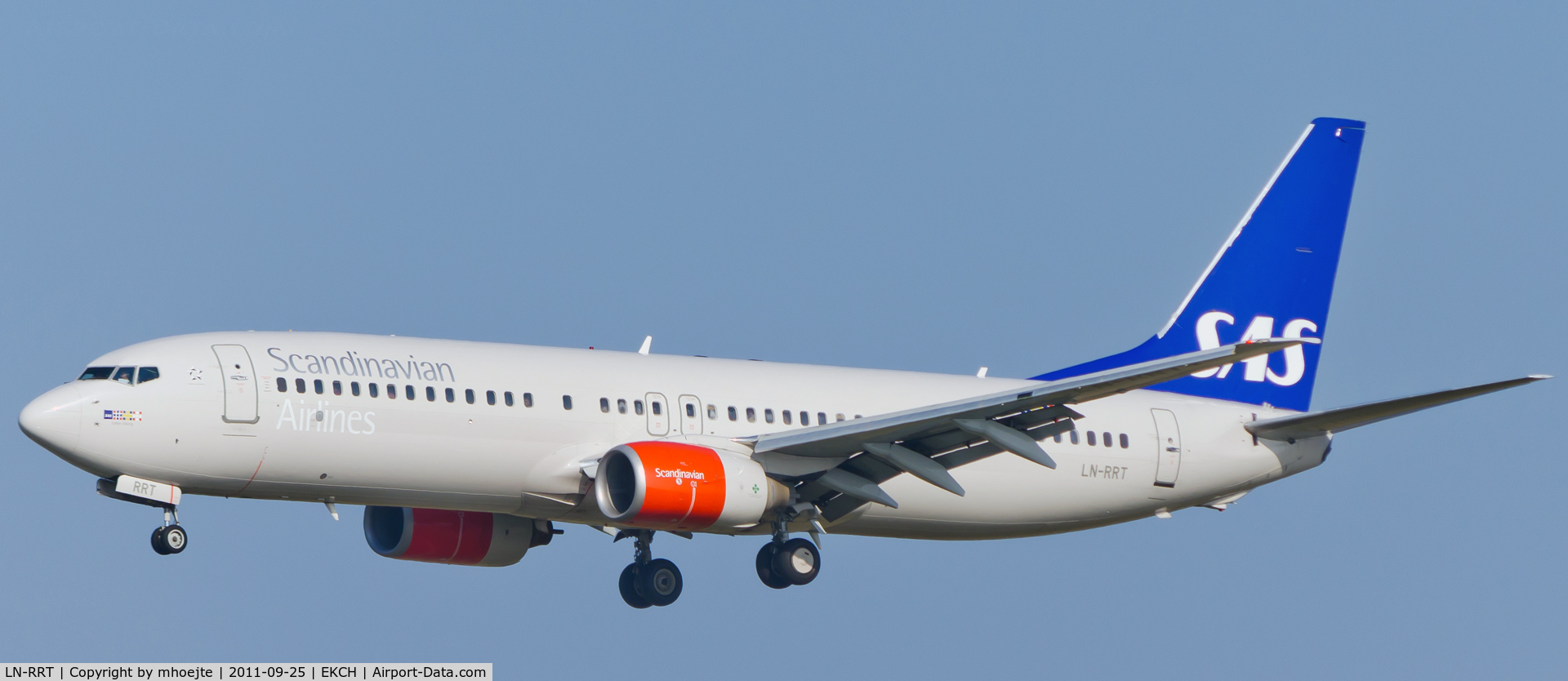 LN-RRT, 2001 Boeing 737-883 C/N 28326, Final approach Copenhagen Airport