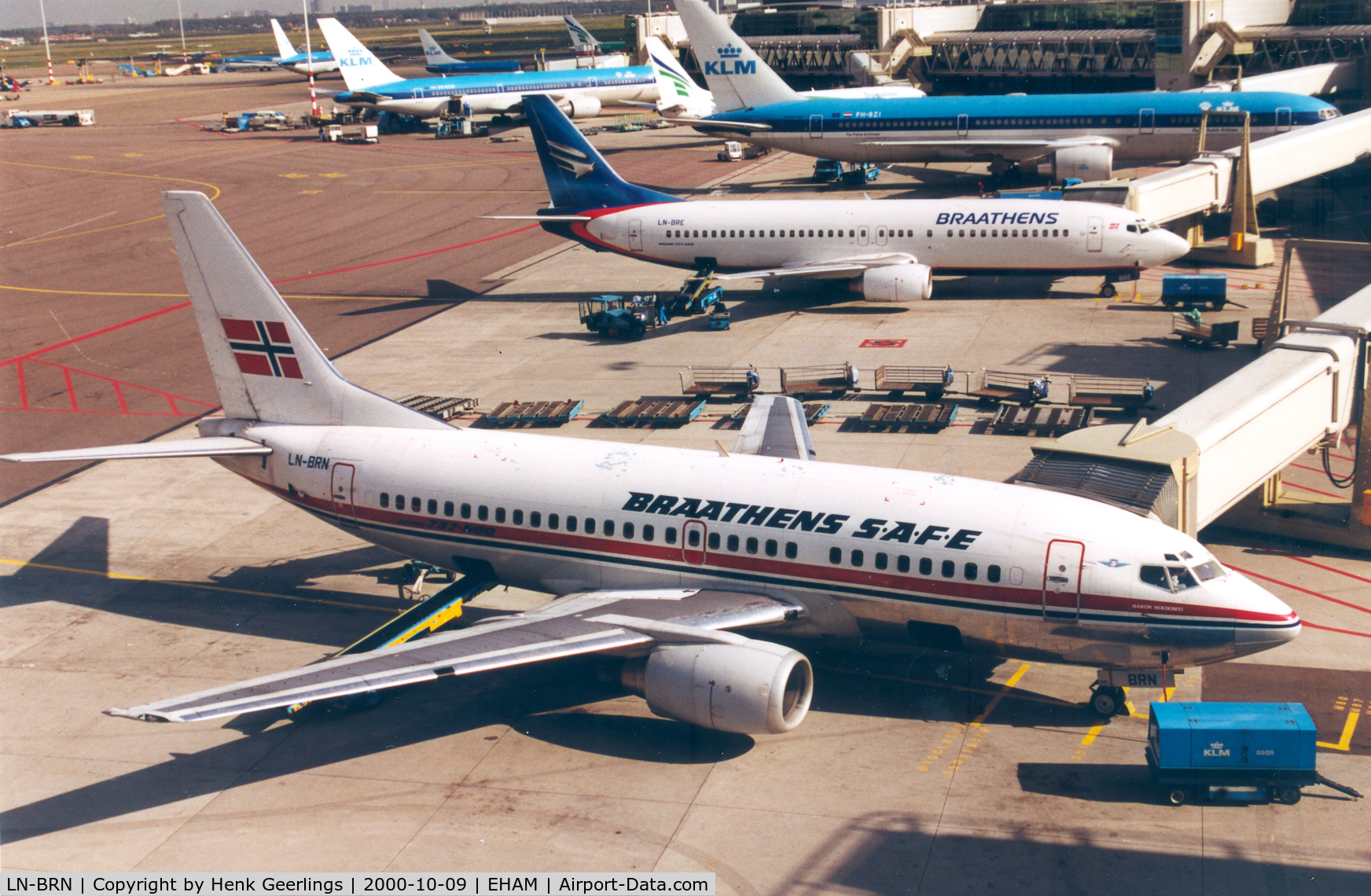 LN-BRN, 1991 Boeing 737-505 C/N 24646, Braathens, behind LN-BRN is LN-BRE with new cs