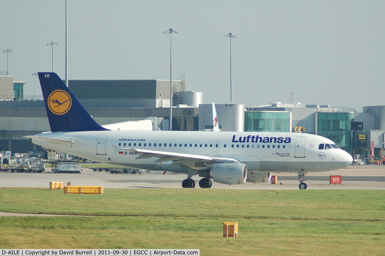 D-AILE, 1996 Airbus A319-114 C/N 627, Lufthansa Airbus A319 Taxiing at Manchester Airport
