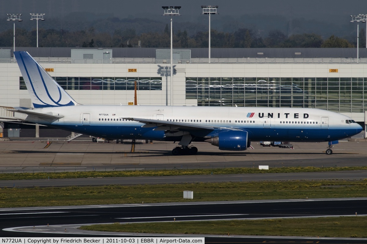 N772UA, 1995 Boeing 777-222 C/N 26930, taxying o the active