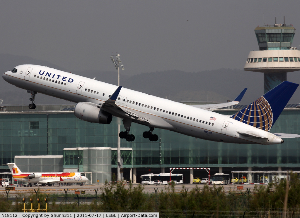 N18112, 1995 Boeing 757-224 C/N 27302, Taking off from rwy 25L with 'United' titles