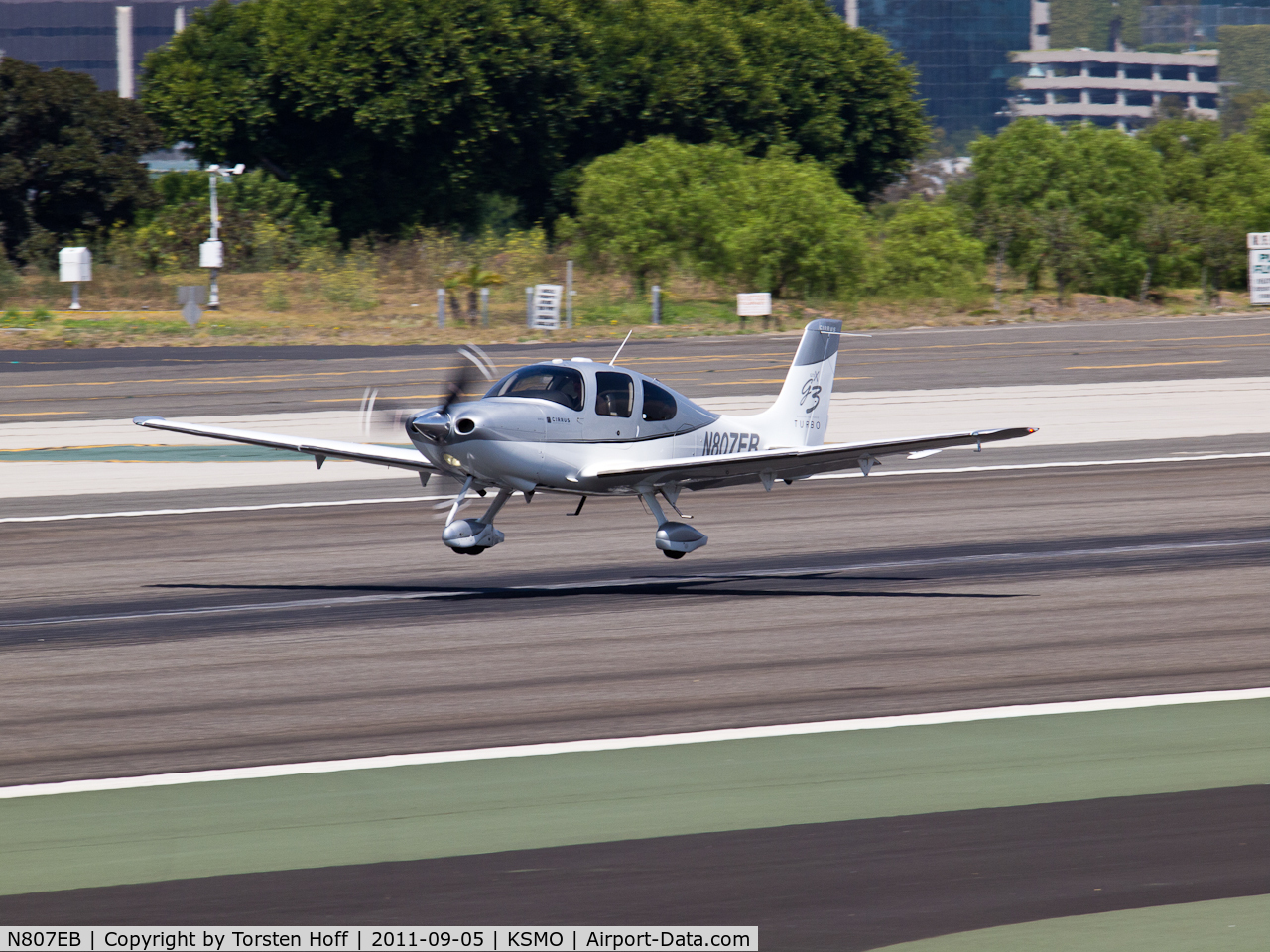 N807EB, 2007 Cirrus SR22 G3 GTSX Turbo C/N 2652, N807EB arriving on RWY 21