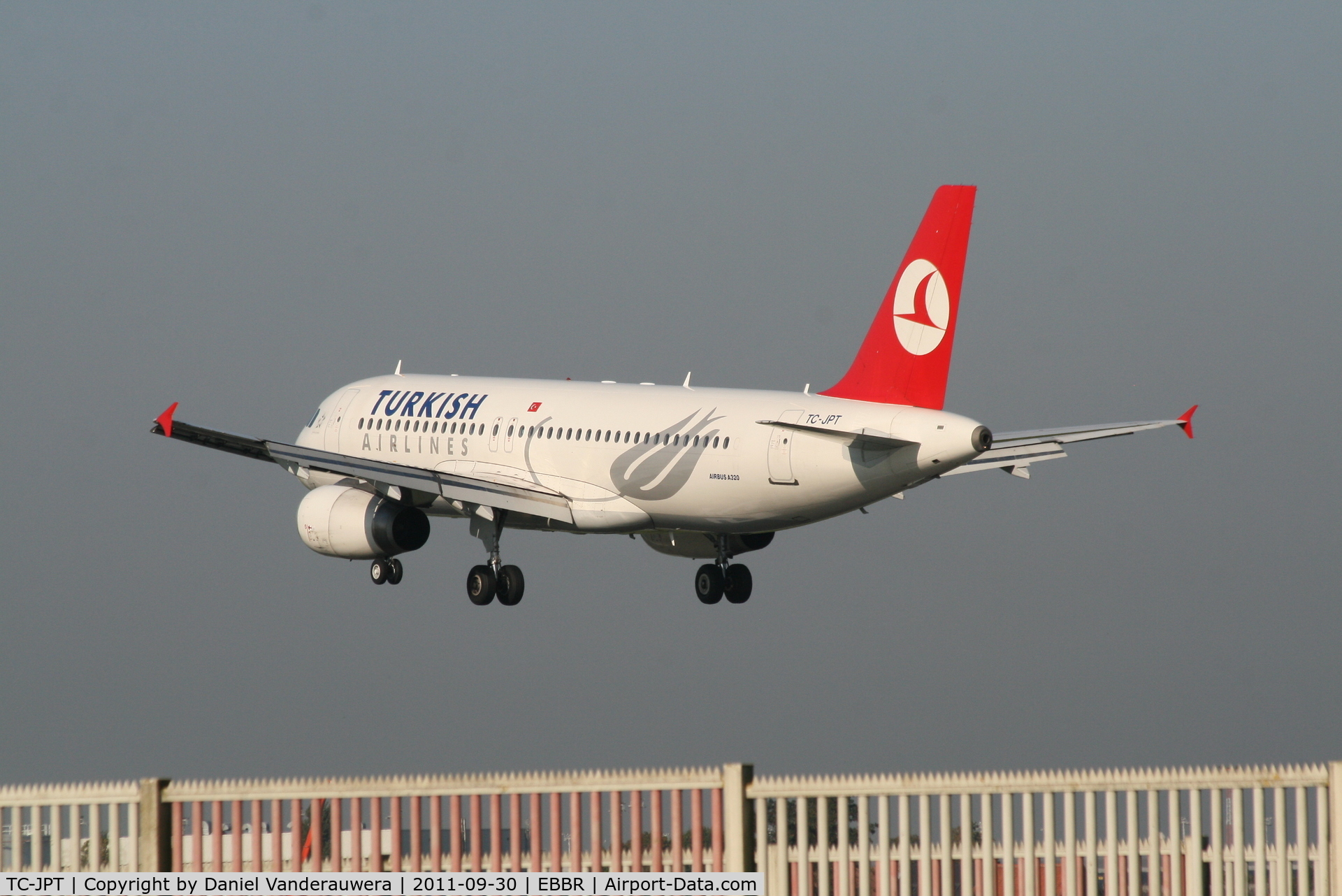 TC-JPT, 2008 Airbus A320-232 C/N 3719, Flight TK1937 is descending to RWY 25L