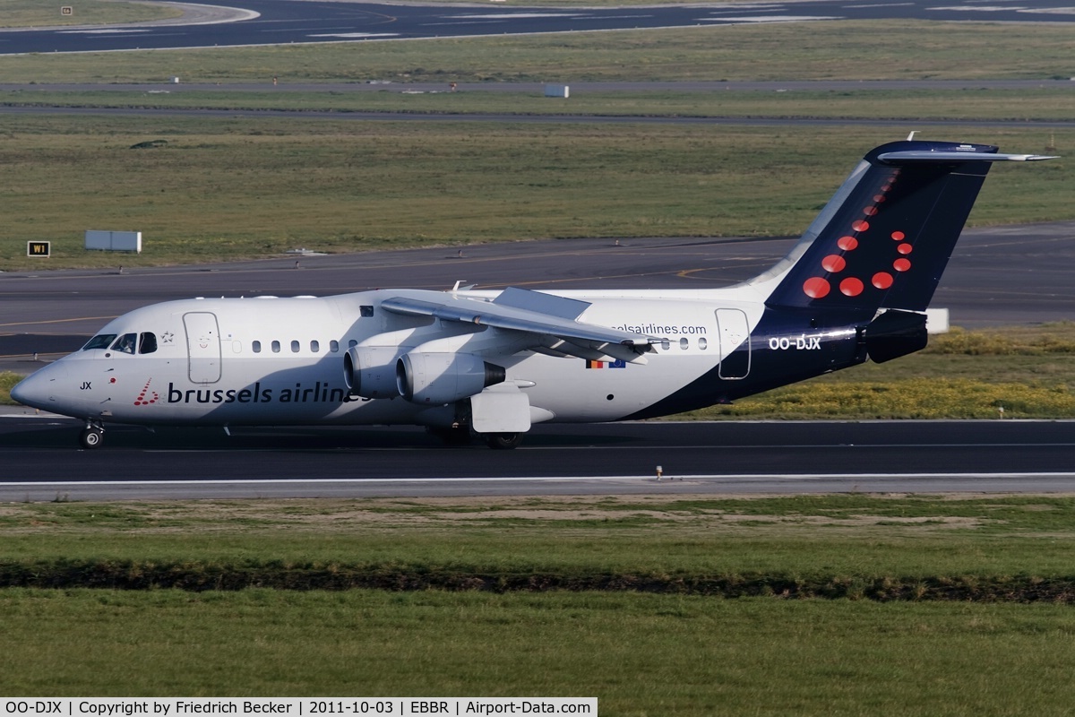 OO-DJX, 1996 British Aerospace Avro 146-RJ85 C/N E.2297, decelerating after touchdown