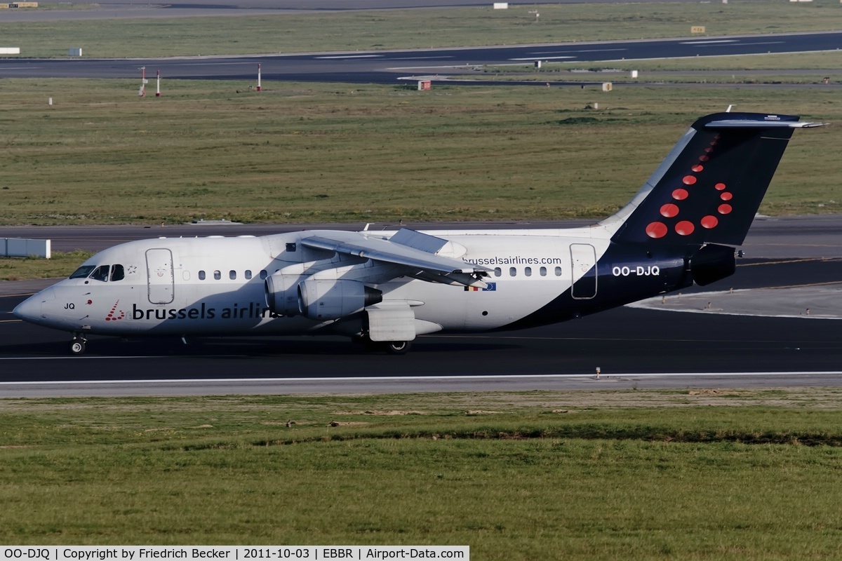 OO-DJQ, 1996 British Aerospace Avro 146-RJ85 C/N E.2289, decelerating after touchdown