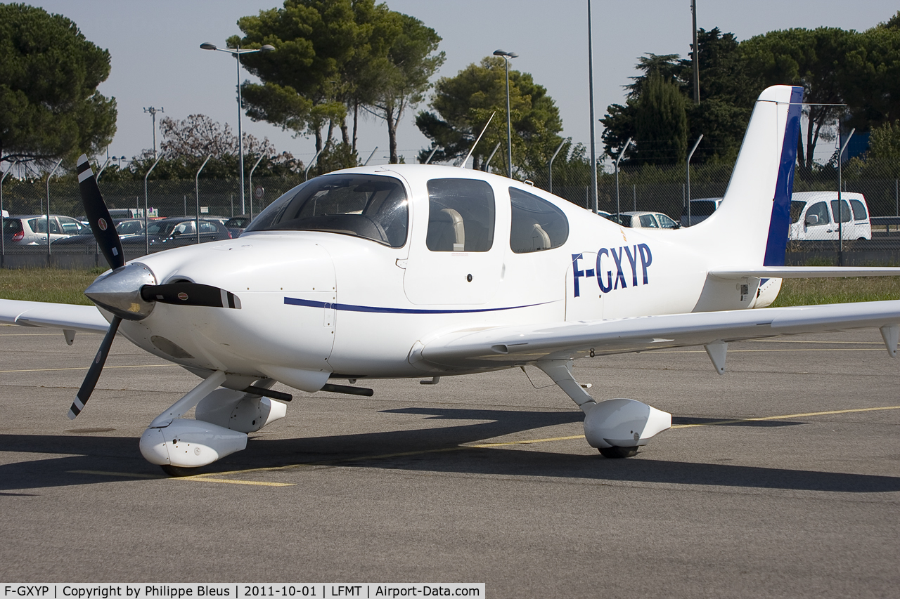 F-GXYP, 2005 Cirrus SR20 C/N 1489, Nice luxury GA plane. Parking position at the Aéroclub de l'Hérault Languedoc Roussillon.