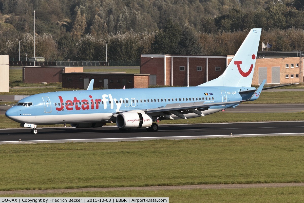 OO-JAX, 2010 Boeing 737-8K5 C/N 37238, decelerating after touchdown